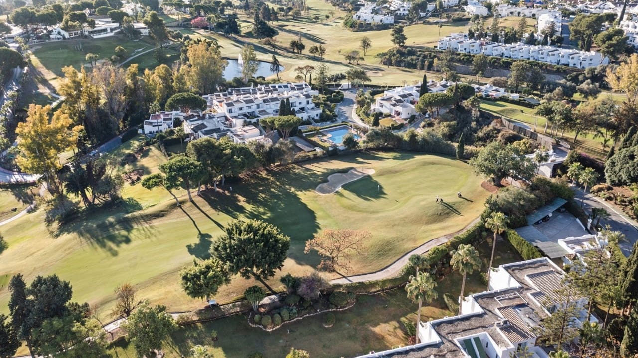 4 slaapkamer Huis te koop in Nueva Andalucia met zwembad garage - € 749.000 (Ref: 9894009)