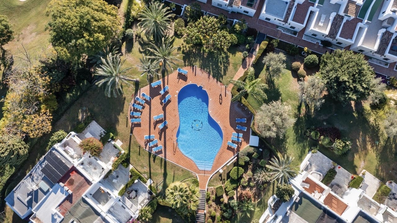 4 slaapkamer Huis te koop in Nueva Andalucia met zwembad garage - € 749.000 (Ref: 9894009)