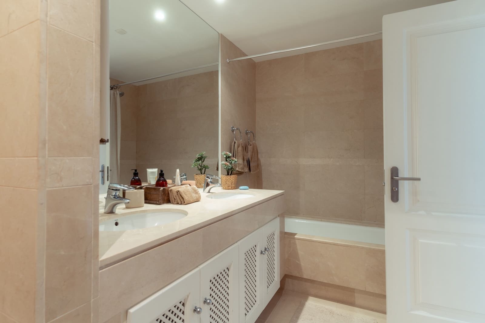 2 sypialnia Apartament na sprzedaż w Nueva Andalucia z basenem garażem - 595 000 € (Ref: 9894011)
