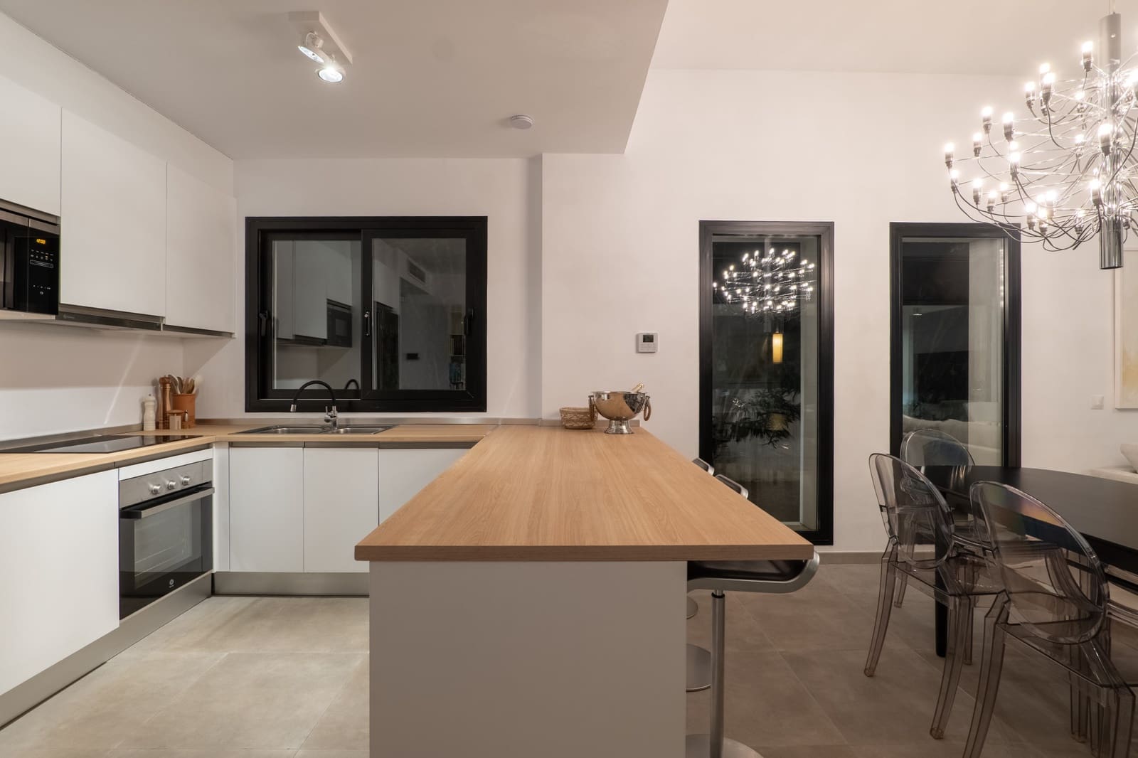 3 Zimmer Villa zu verkaufen in Estepona mit Pool Garage - 890.000 € (Ref: 9943932)