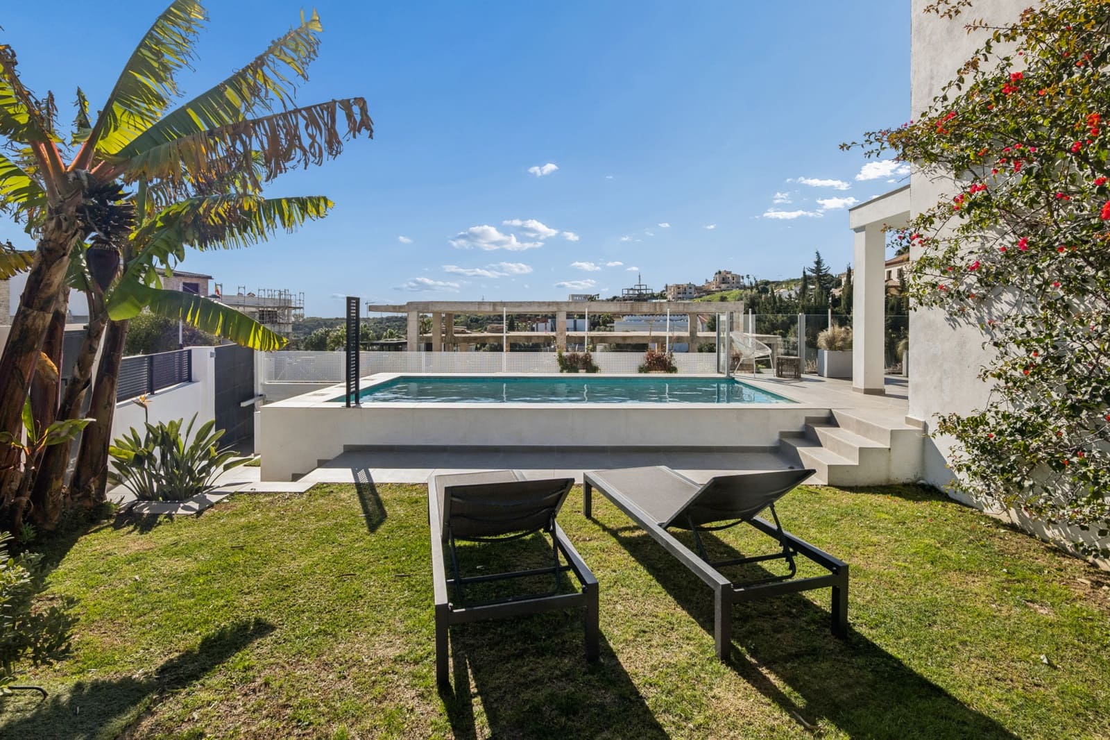 3 Zimmer Villa zu verkaufen in Estepona mit Pool Garage - 890.000 € (Ref: 9943932)