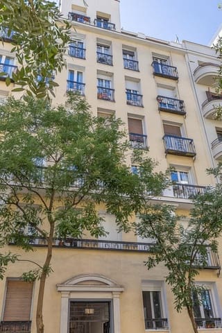 3 slaapkamer Flat te koop in Almagro, Madrid stad - € 1.395.000 (Ref: 9879228)