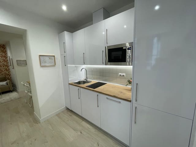 Apartamento de 2 habitaciones en Embajadores, Madrid ciudad en venta - 385.000 € (Ref: 9892652)