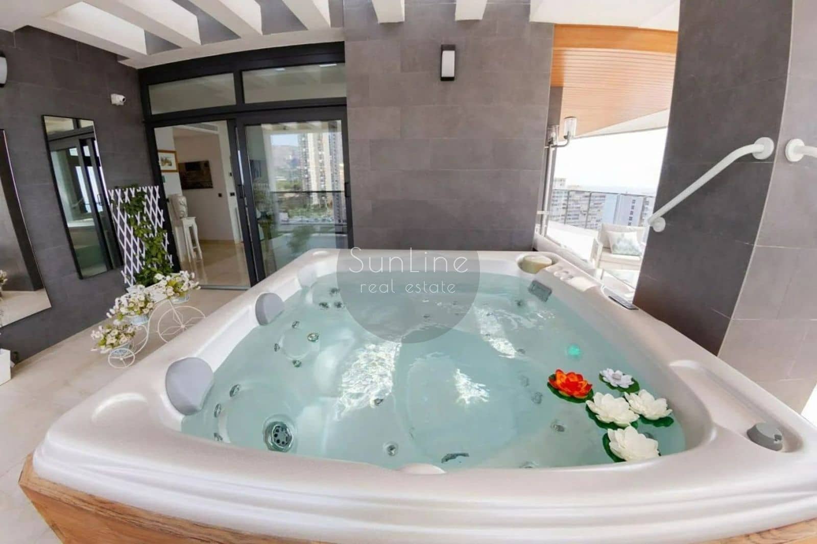 3 chambre Appartement à vendre à Benidorm avec piscine garage - 1 150 000 € (Ref: 10175301)