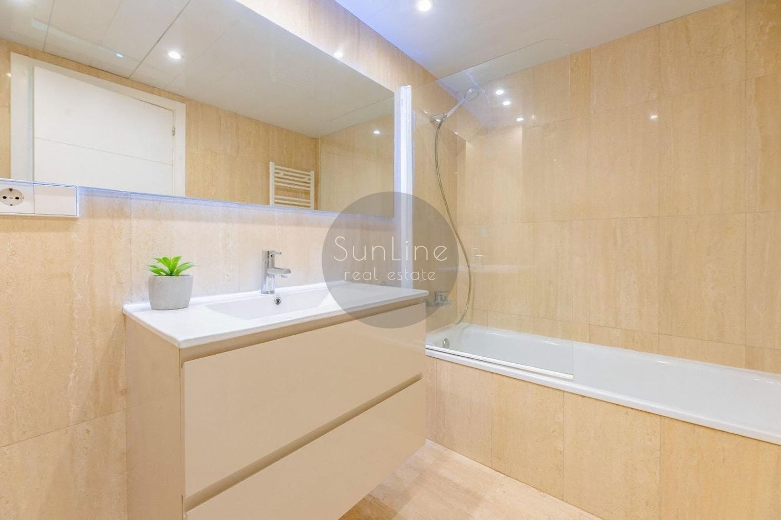 2 quarto Apartamento para arrendar em Valencia cidade com piscina garagem - 1 950 € (Ref: 10181725)