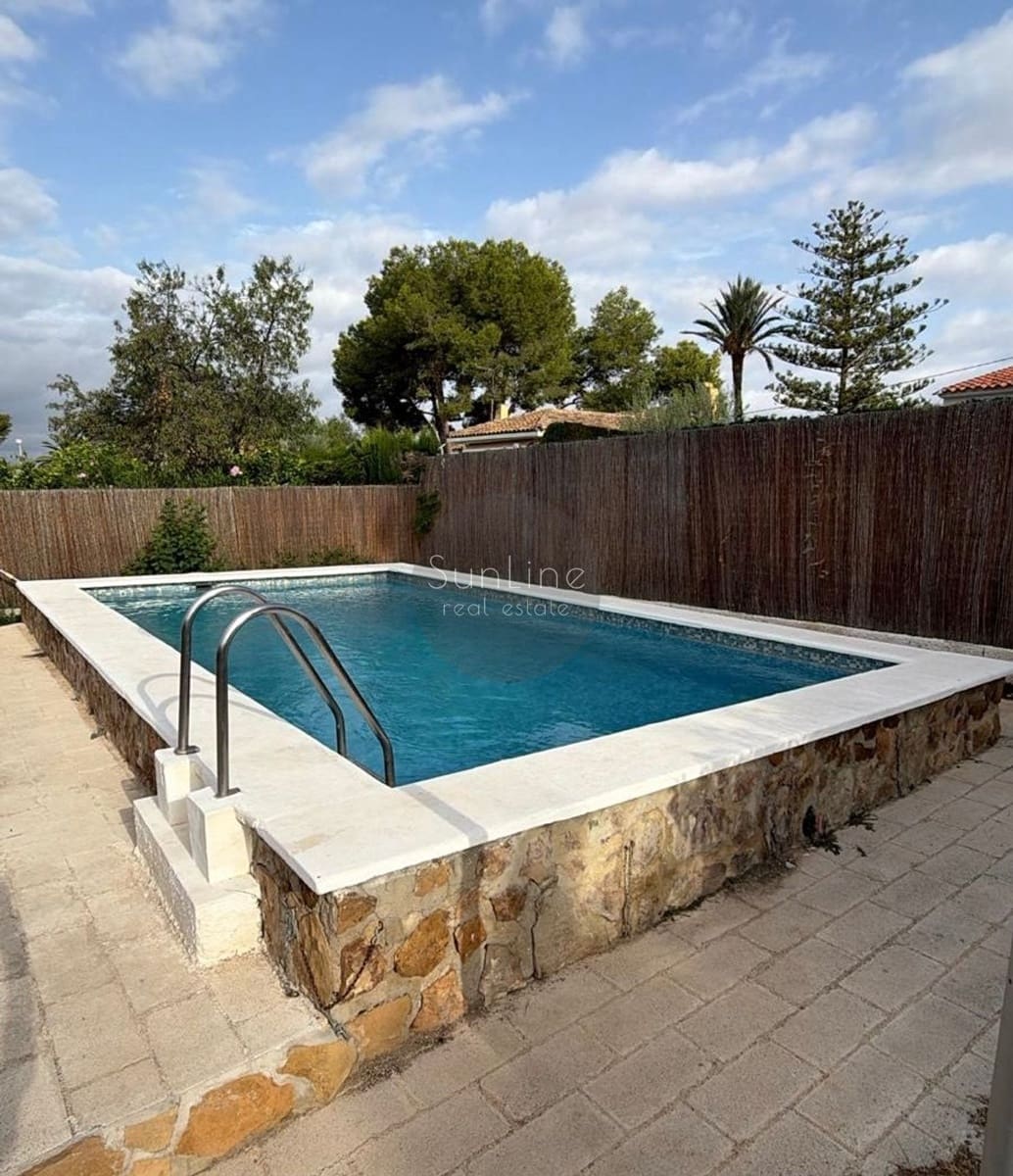 Villa/Maison de 4 chambres à louer à Riba-roja de Turia avec piscine garage - 2 500 € (Ref: 10183722)