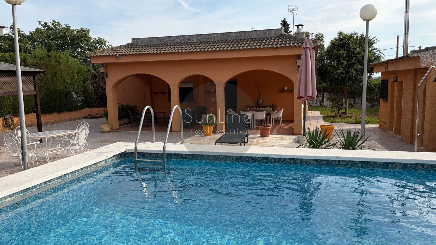 Villa/Maison de 4 chambres à louer à Riba-roja de Turia avec piscine garage - 2 500 € (Ref: 10183722)