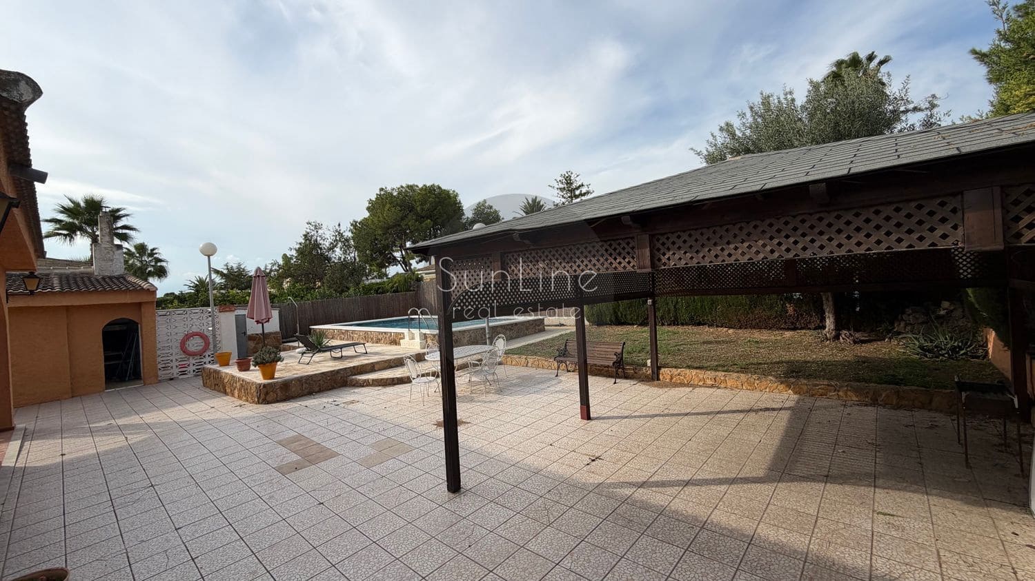 Villa/Maison de 4 chambres à louer à Riba-roja de Turia avec piscine garage - 2 500 € (Ref: 10183722)