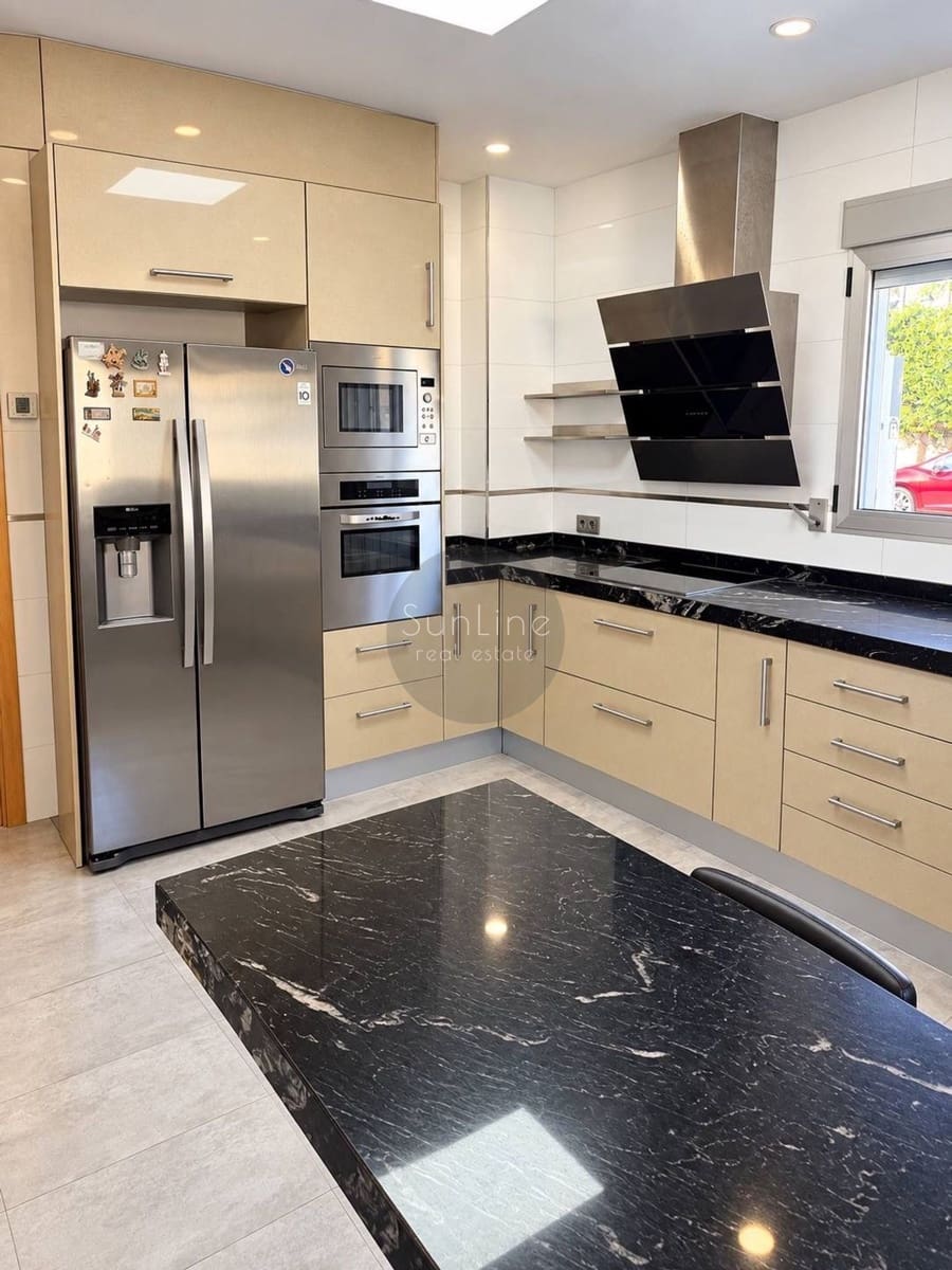 Villa/Maison de 4 chambres à louer à Torrent avec piscine garage - 2 500 € (Ref: 10186137)