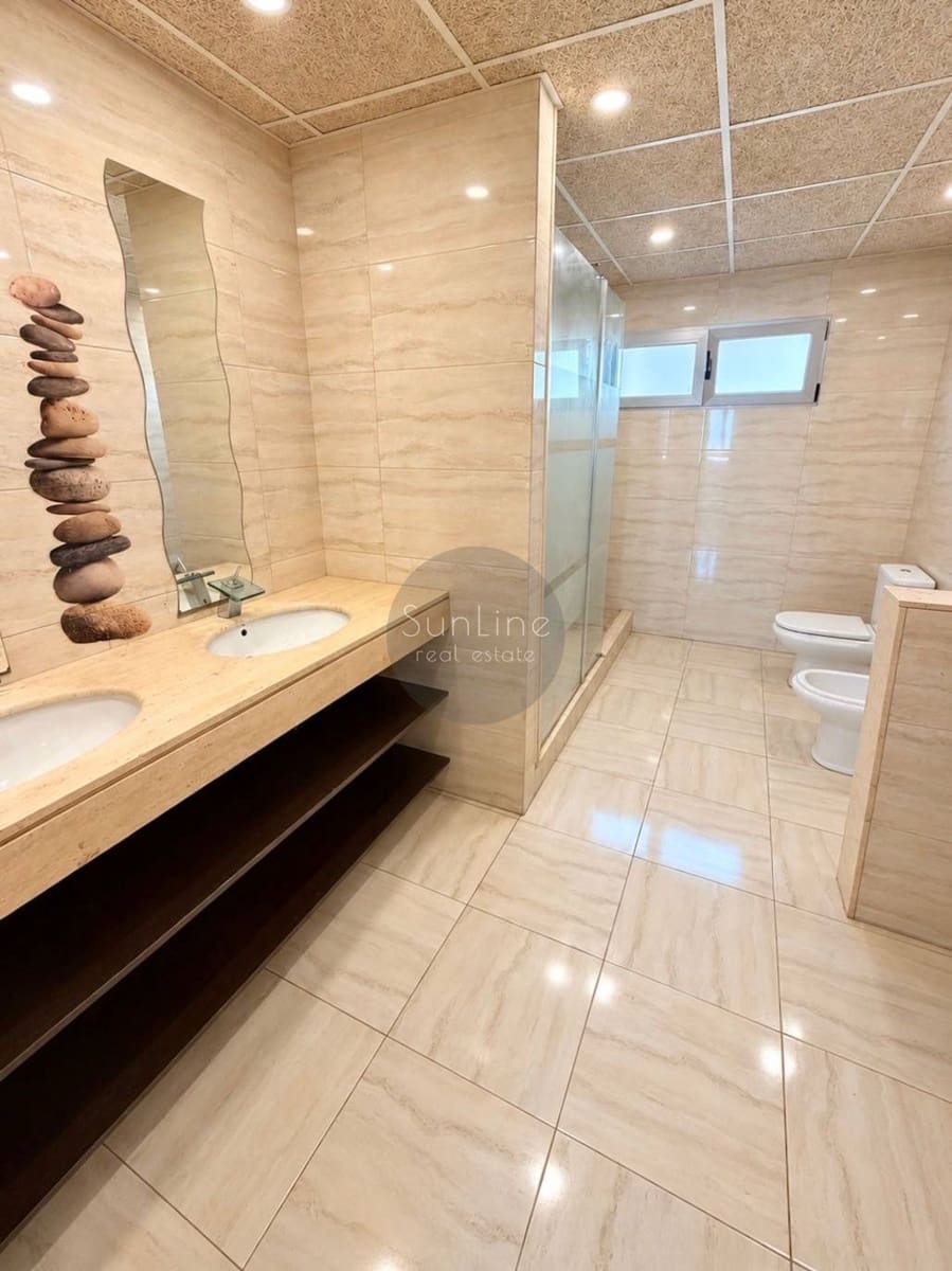 Villa/Maison de 4 chambres à louer à Torrent avec piscine garage - 2 500 € (Ref: 10186137)