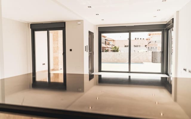4 camera da letto Villa in vendita in Punta Prima, Orihuela con piscina garage - 699.900 € (Rif: 9968423)