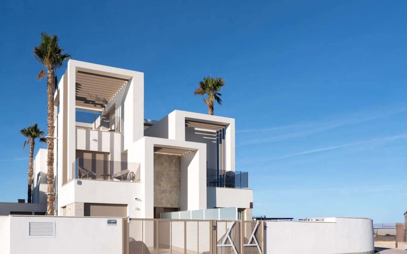 3 slaapkamer Halfvrijstaande villa te koop in Los Alcazares met zwembad garage - € 469.000 (Ref: 9968428)