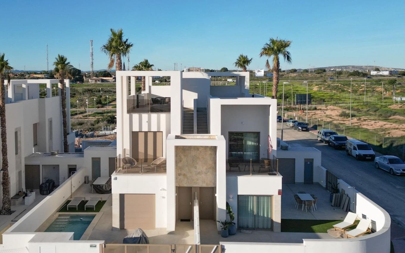 3 slaapkamer Halfvrijstaande villa te koop in Los Alcazares met zwembad garage - € 469.000 (Ref: 9968428)
