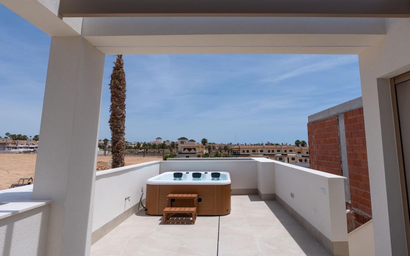 3 slaapkamer Halfvrijstaande villa te koop in Los Alcazares met zwembad garage - € 469.000 (Ref: 9968428)