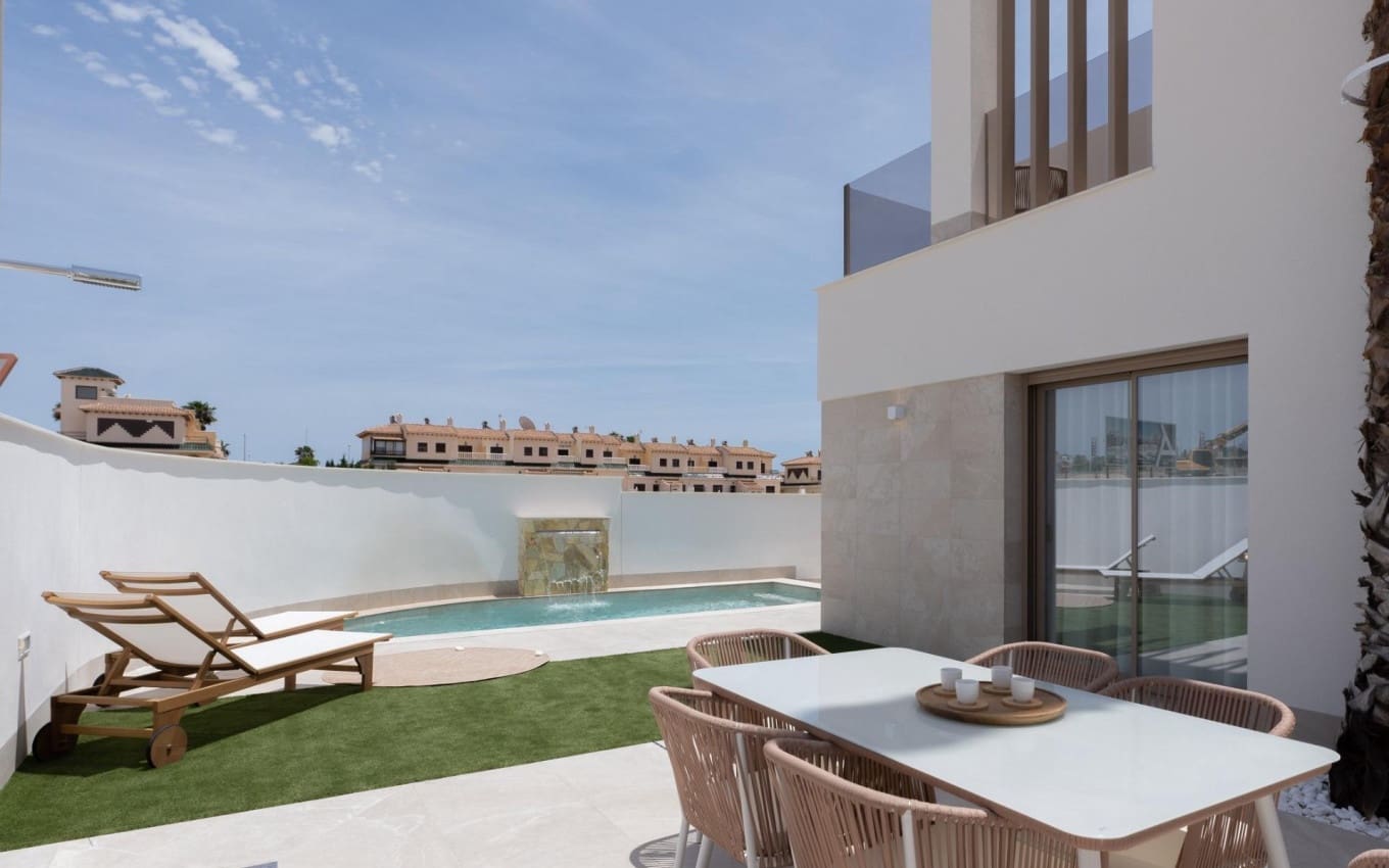 3 slaapkamer Halfvrijstaande villa te koop in Los Alcazares met zwembad garage - € 469.000 (Ref: 9968428)
