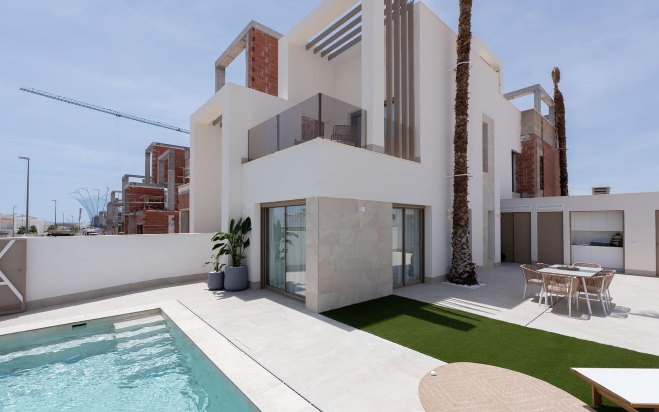 3 slaapkamer Halfvrijstaande villa te koop in Los Alcazares met zwembad garage - € 469.000 (Ref: 9968428)