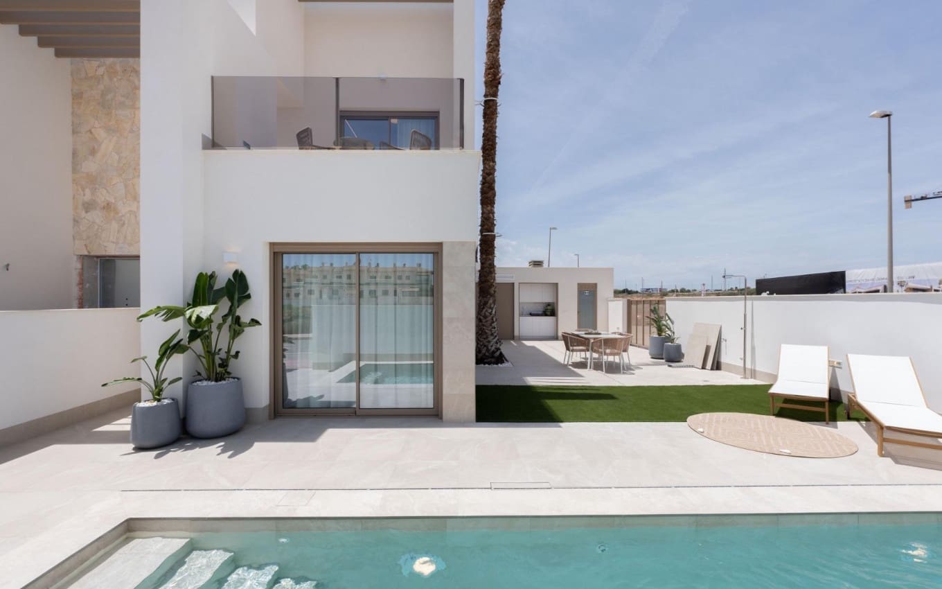 3 slaapkamer Halfvrijstaande villa te koop in Los Alcazares met zwembad garage - € 469.000 (Ref: 9968428)