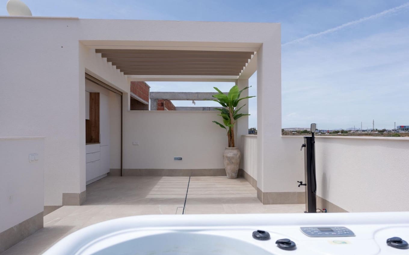 3 slaapkamer Halfvrijstaande villa te koop in Los Alcazares met zwembad garage - € 469.000 (Ref: 9968428)