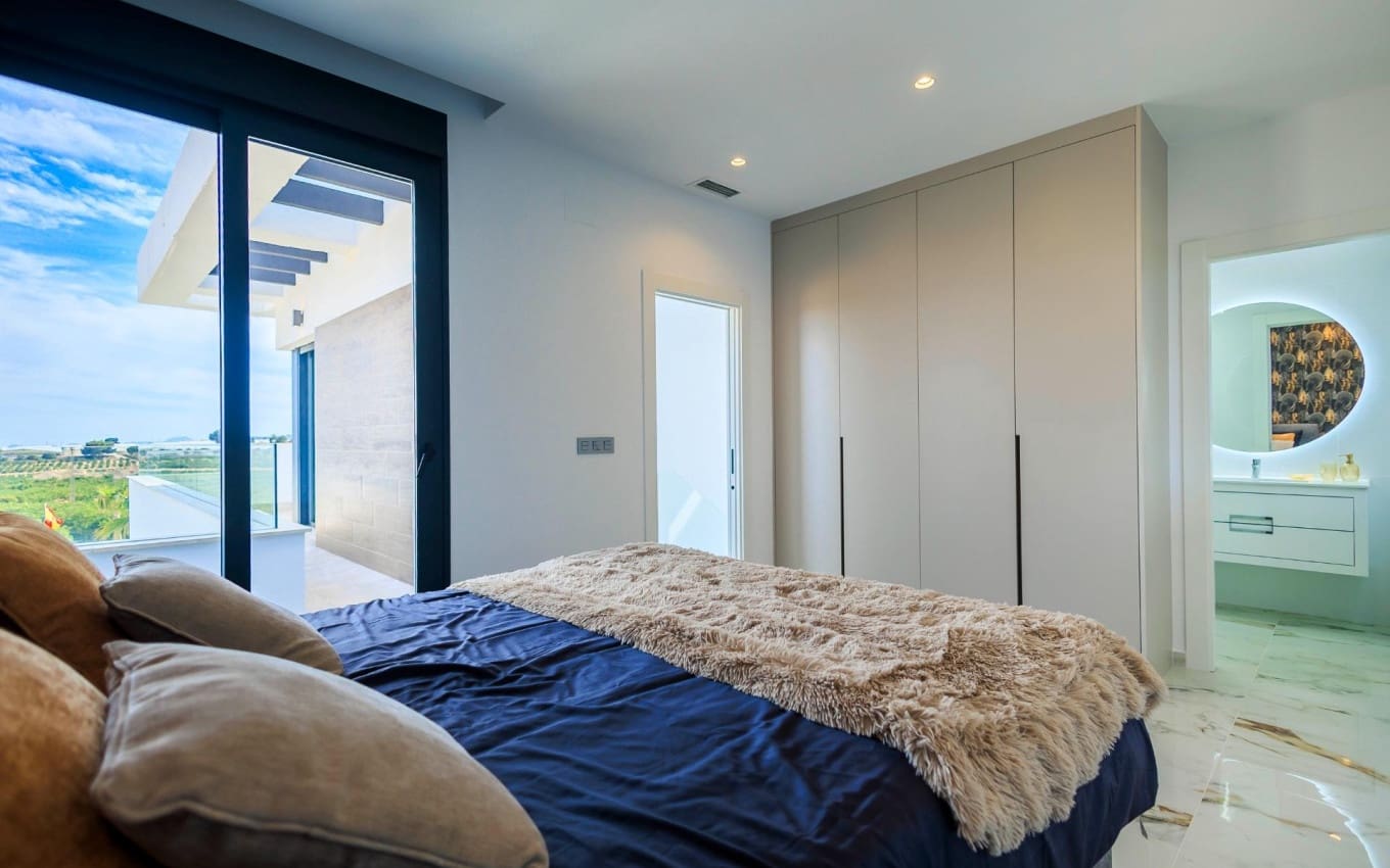 Chalet de 3 habitaciones en Pilar de la Horadada en venta con piscina garaje - 420.000 € (Ref: 9968434)