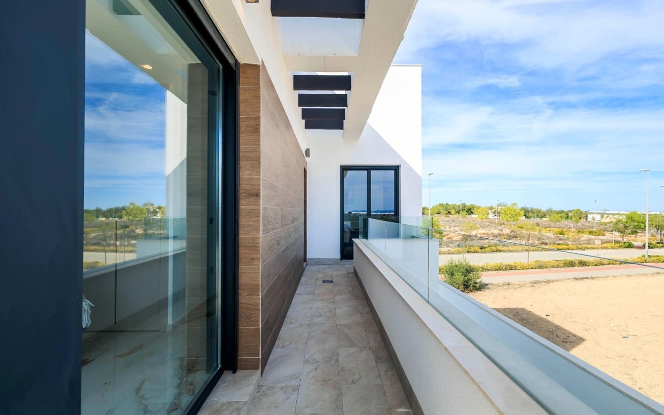 Chalet de 3 habitaciones en Pilar de la Horadada en venta con piscina garaje - 420.000 € (Ref: 9968434)