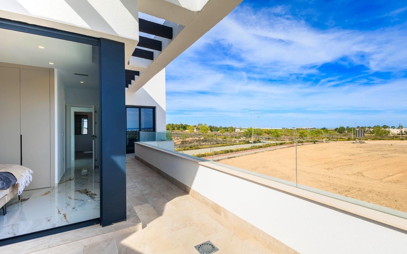 Chalet de 3 habitaciones en Pilar de la Horadada en venta con piscina garaje - 420.000 € (Ref: 9968434)