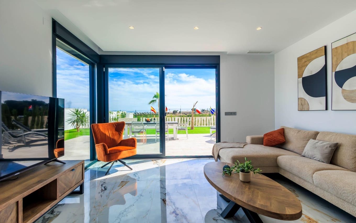 Chalet de 3 habitaciones en Pilar de la Horadada en venta con piscina garaje - 420.000 € (Ref: 9968434)