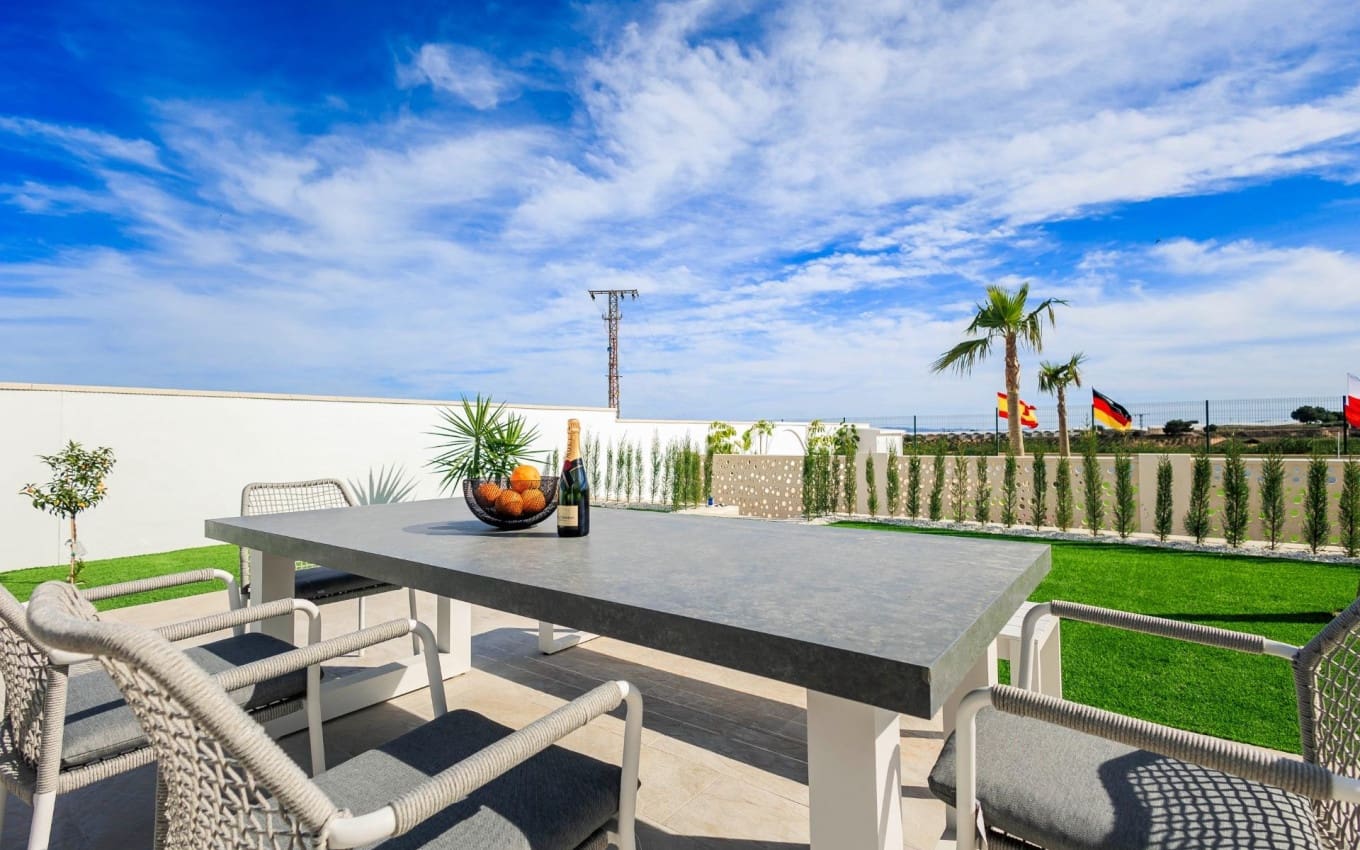Chalet de 3 habitaciones en Pilar de la Horadada en venta con piscina garaje - 420.000 € (Ref: 9968434)