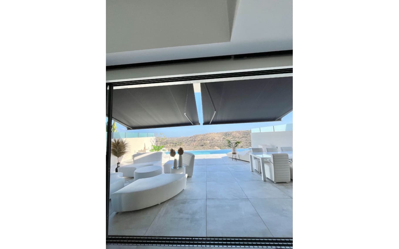 5 bedroom Villa for sale in Rojales with pool garage - € 949,000 (Ref: 9968446)