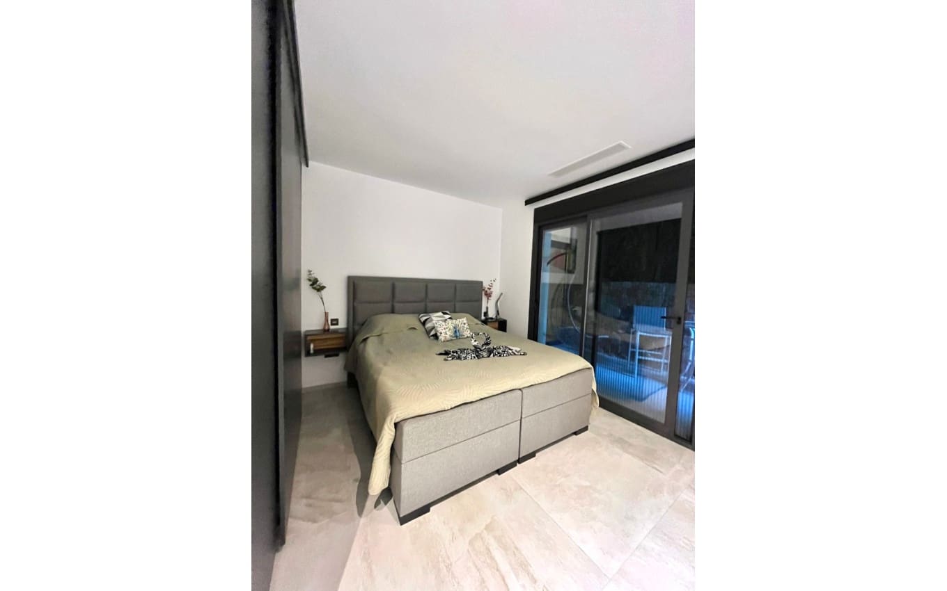5 bedroom Villa for sale in Rojales with pool garage - € 949,000 (Ref: 9968446)