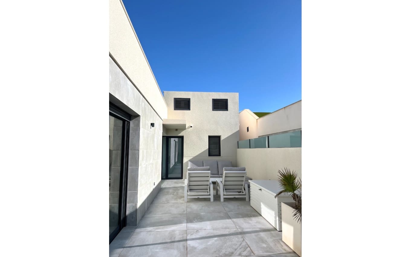 5 bedroom Villa for sale in Rojales with pool garage - € 949,000 (Ref: 9968446)