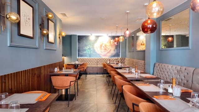 Restaurant/Bar til salgs i Puerto de la Duquesa, Manilva med garasje - € 795 000 (Ref: 9858167)