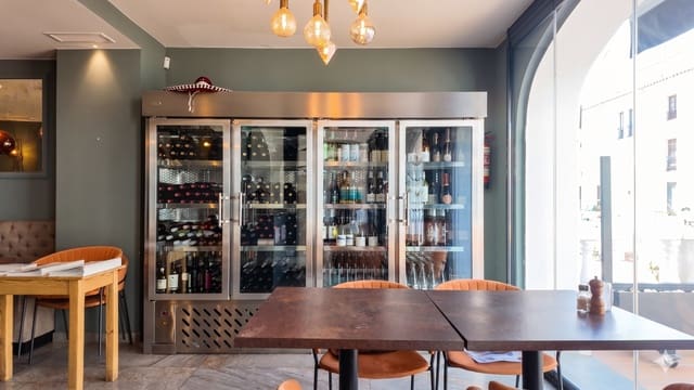 Restaurant/Bar til salgs i Puerto de la Duquesa, Manilva med garasje - € 795 000 (Ref: 9858167)