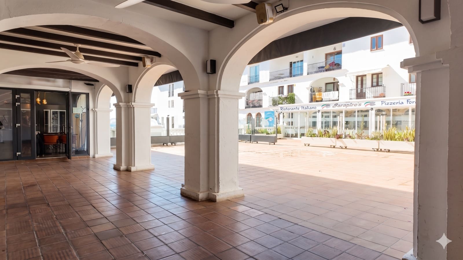 Restaurant/Bar til salgs i Manilva med garasje - € 795 000 (Ref: 9858167)