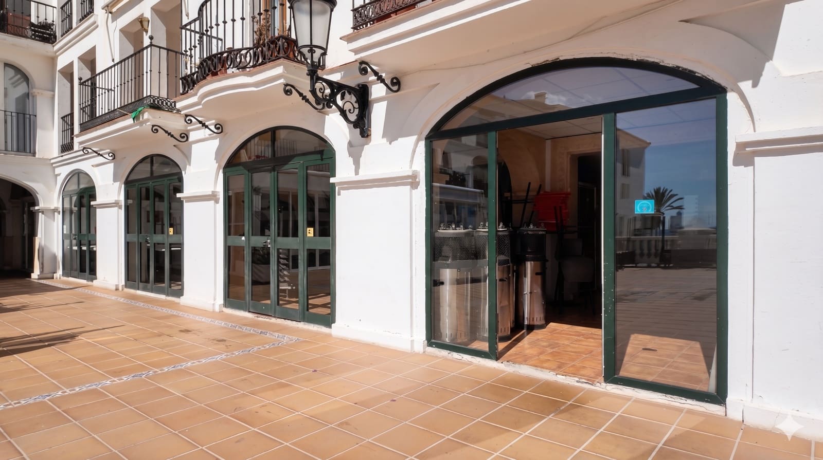 Restaurant/Bar til salgs i Manilva med garasje - € 795 000 (Ref: 9858167)