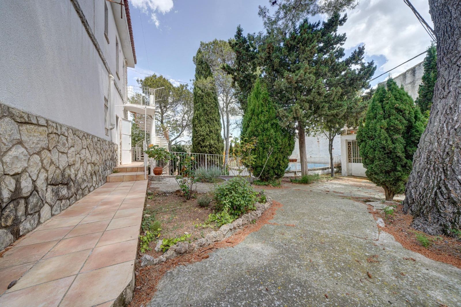 9 bedroom Villa for sale in Siete Aguas with garage - € 295,000 (Ref: 10068071)