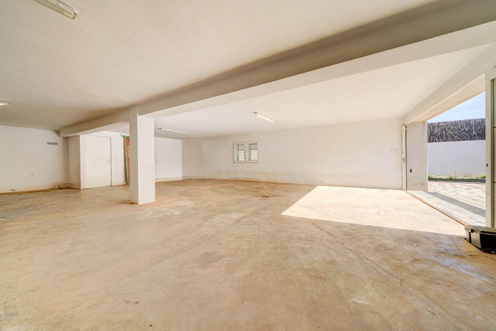 5 bedroom Villa for sale in La Canada with garage - € 840,000 (Ref: 10102781)