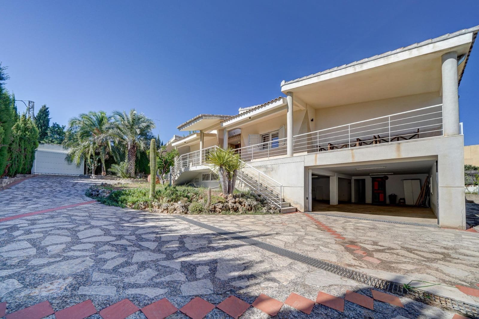5 bedroom Villa for sale in La Canada with garage - € 840,000 (Ref: 10102781)