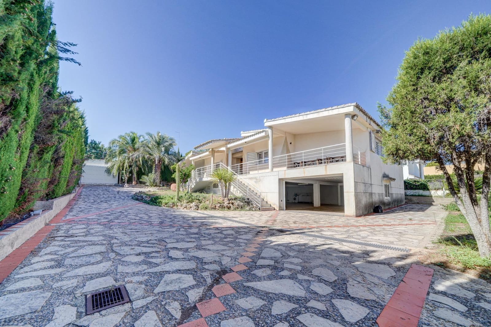 5 bedroom Villa for sale in La Canada with garage - € 840,000 (Ref: 10102781)