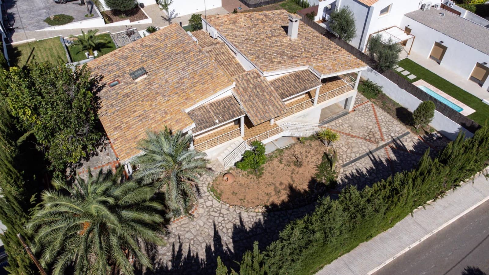 5 bedroom Villa for sale in La Canada with garage - € 840,000 (Ref: 10102781)