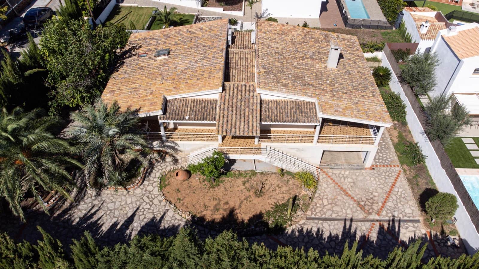 5 bedroom Villa for sale in La Canada with garage - € 840,000 (Ref: 10102781)