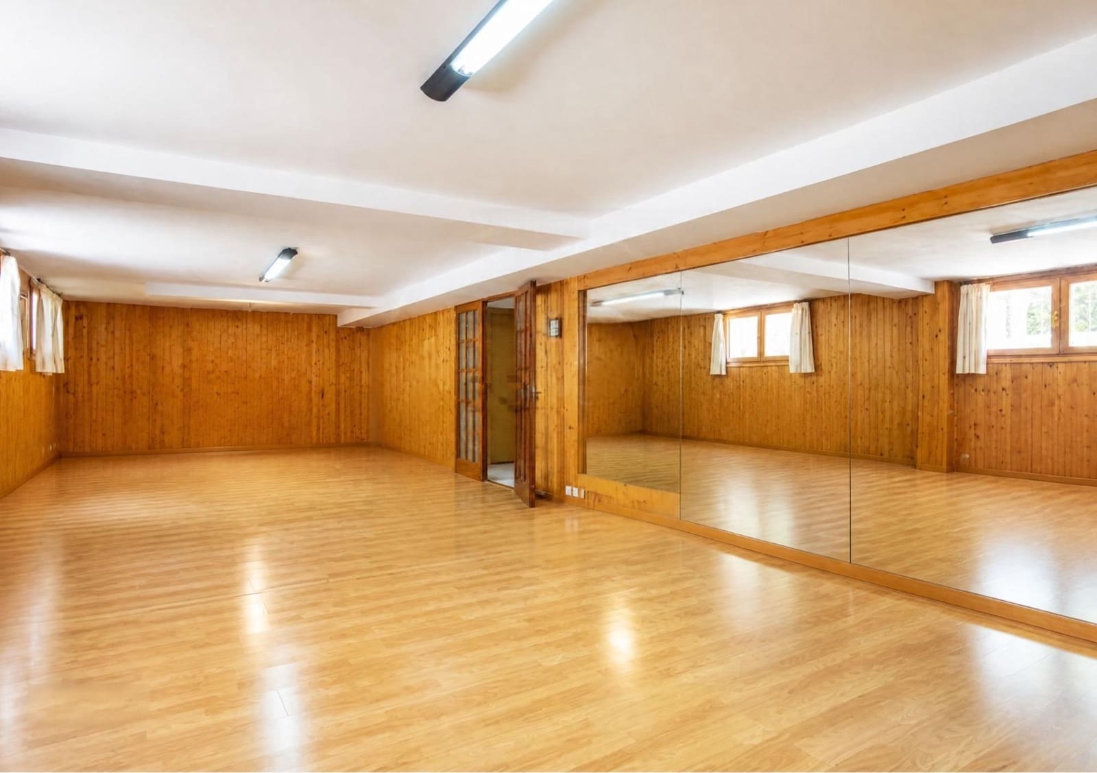 6 bedroom Villa for sale in Paterna with pool garage - € 980,000 (Ref: 10177358)