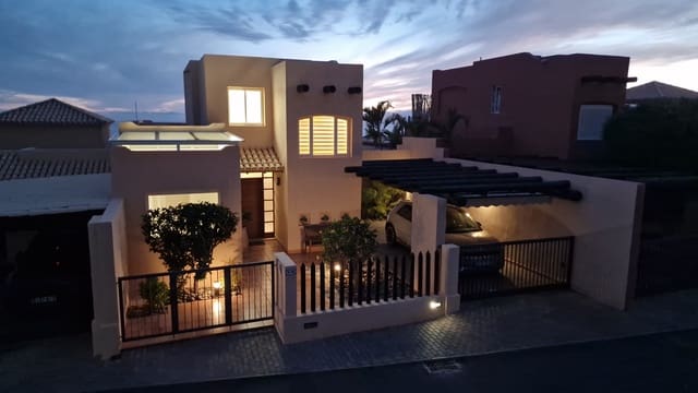 2 soverom Kjedet enebolig til salgs i La Caleta Adeje, Adeje med svømmebasseng garasje - € 1 280 000 (Ref: 9860751)