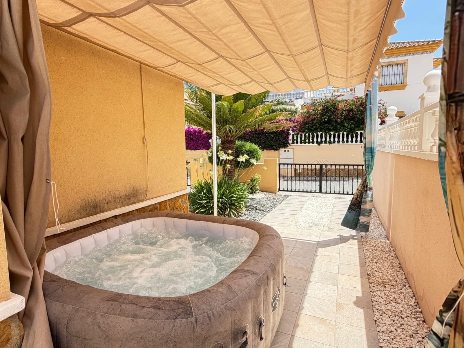 2 slaapkamer Rijtjeshuis te koop in Villamartin met zwembad garage - € 219.000 (Ref: 10051869)