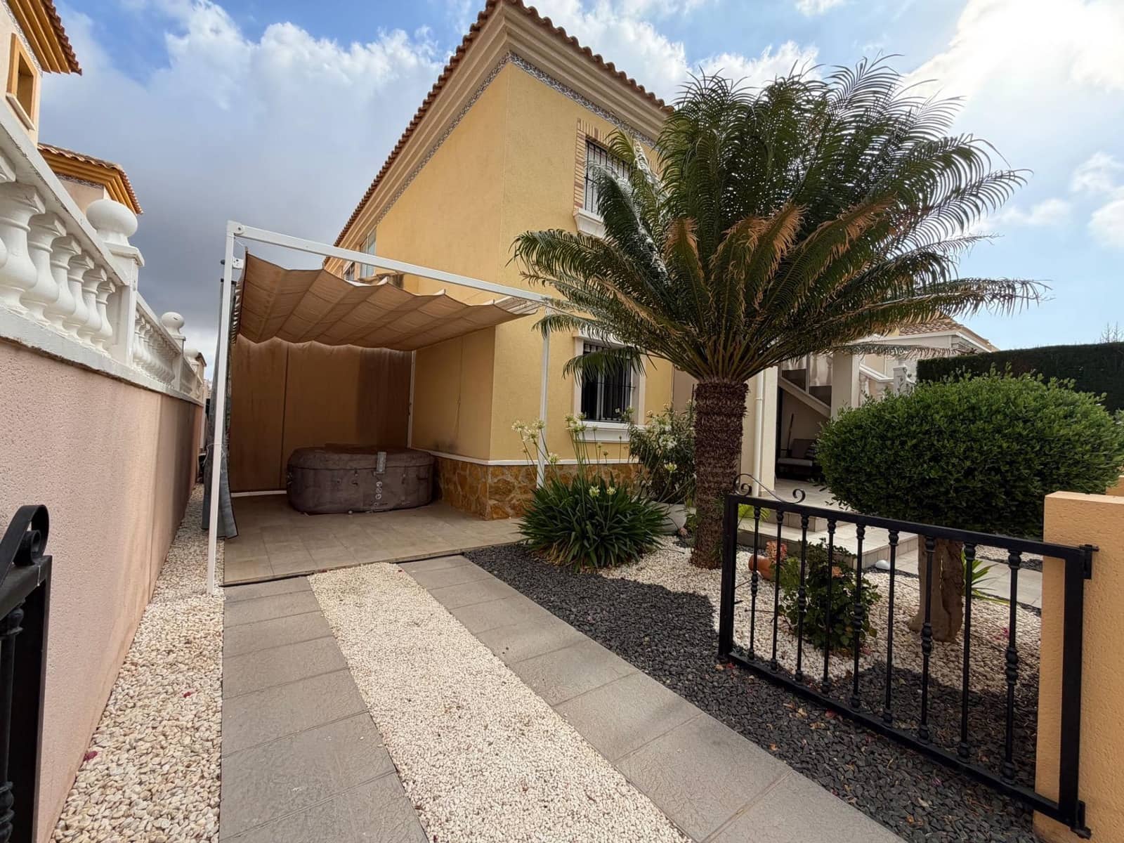 2 slaapkamer Rijtjeshuis te koop in Villamartin met zwembad garage - € 219.000 (Ref: 10051869)
