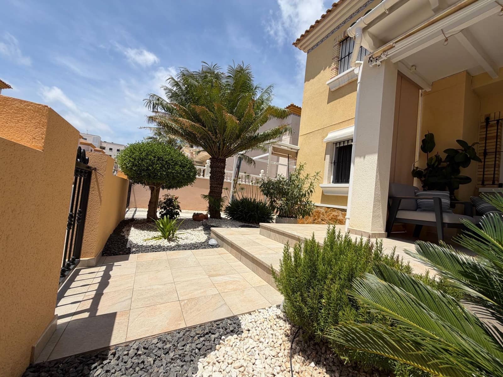 2 slaapkamer Rijtjeshuis te koop in Villamartin met zwembad garage - € 219.000 (Ref: 10051869)