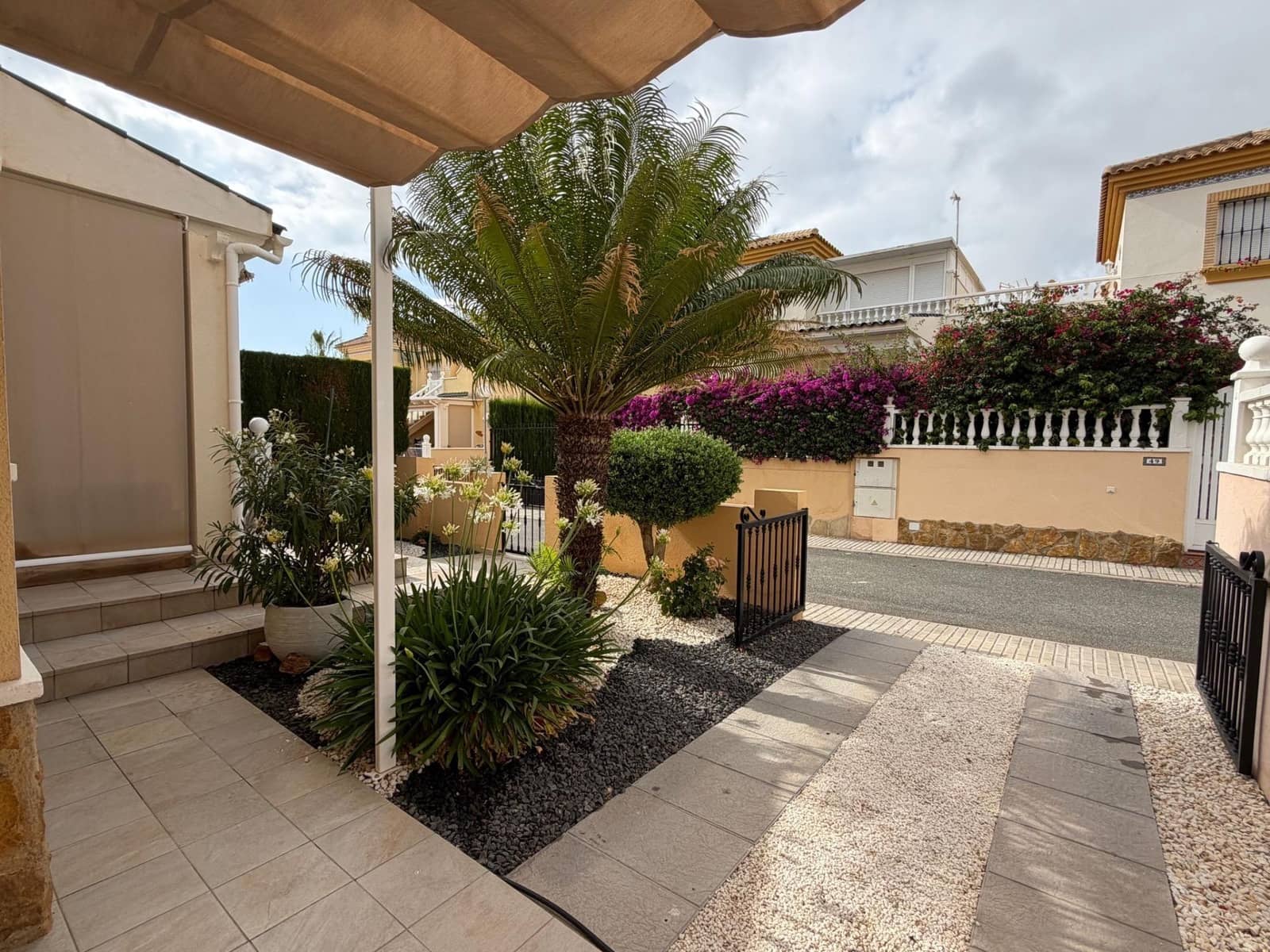 2 slaapkamer Rijtjeshuis te koop in Villamartin met zwembad garage - € 219.000 (Ref: 10051869)