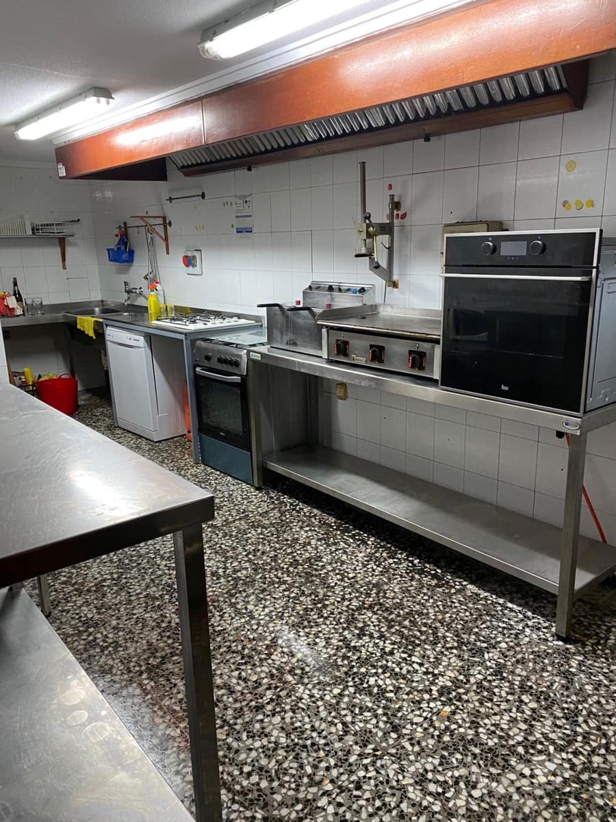Business for sale in Torrevieja with garage - € 395,000 (Ref: 9882219)