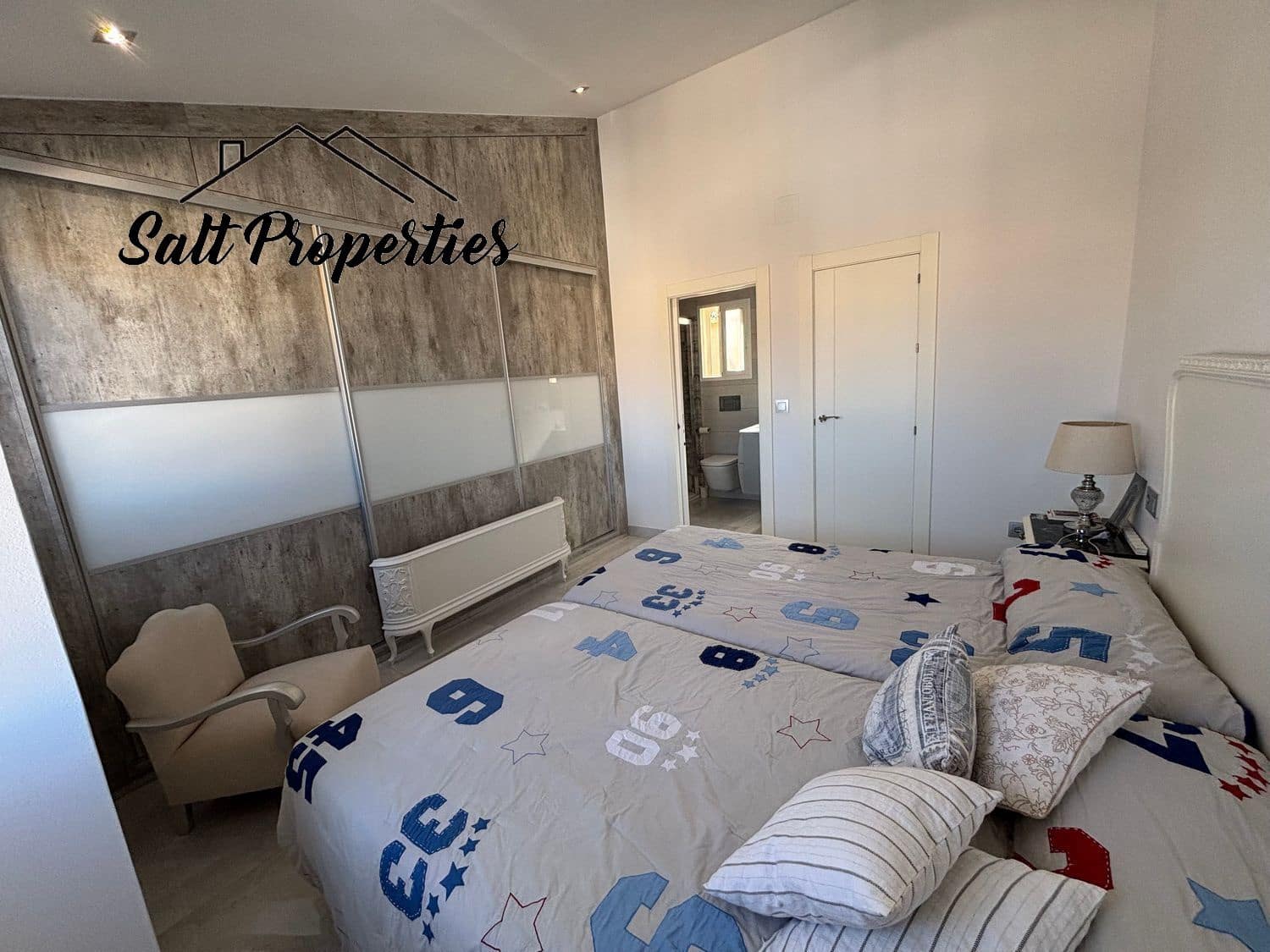 Adosado de 3 habitaciones en Torrevieja en venta con piscina - 307.000 € (Ref: 9882233)