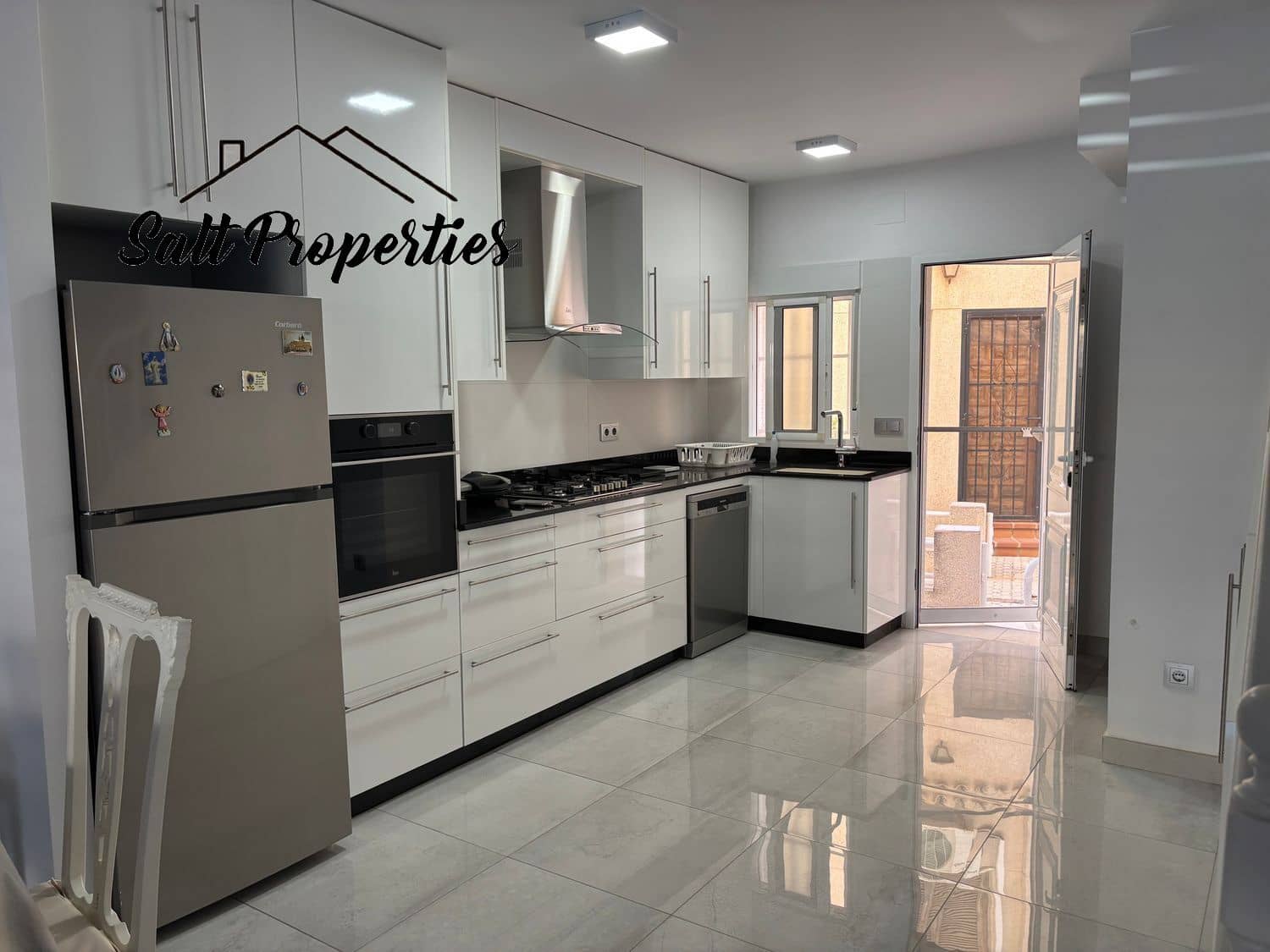 Adosado de 3 habitaciones en Torrevieja en venta con piscina - 307.000 € (Ref: 9882233)