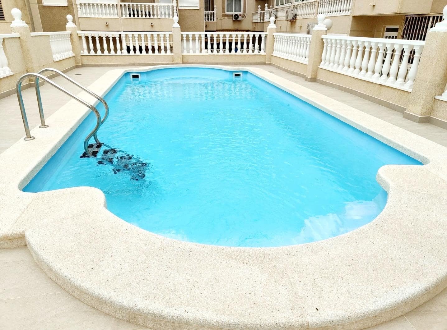 Apartamento de 2 habitaciones en Torrevieja en venta con piscina - 179.900 € (Ref: 9892485)
